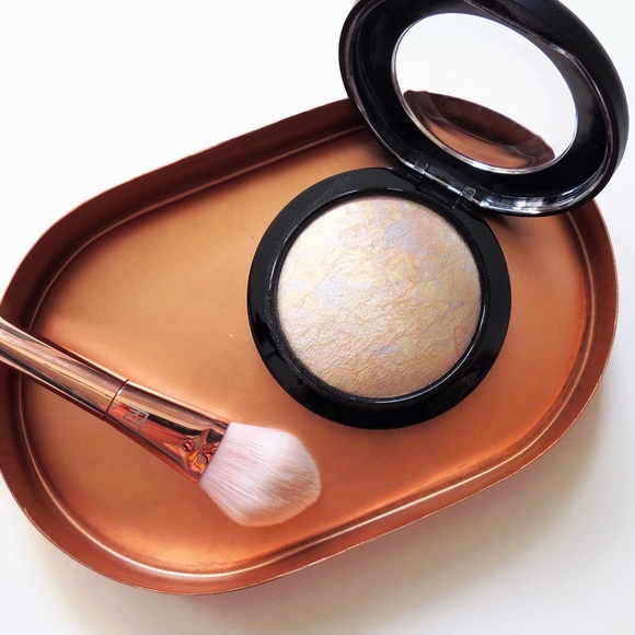 *SOLD* MAC Lightscapade Skinfinish Powder - Picture 2 of 9